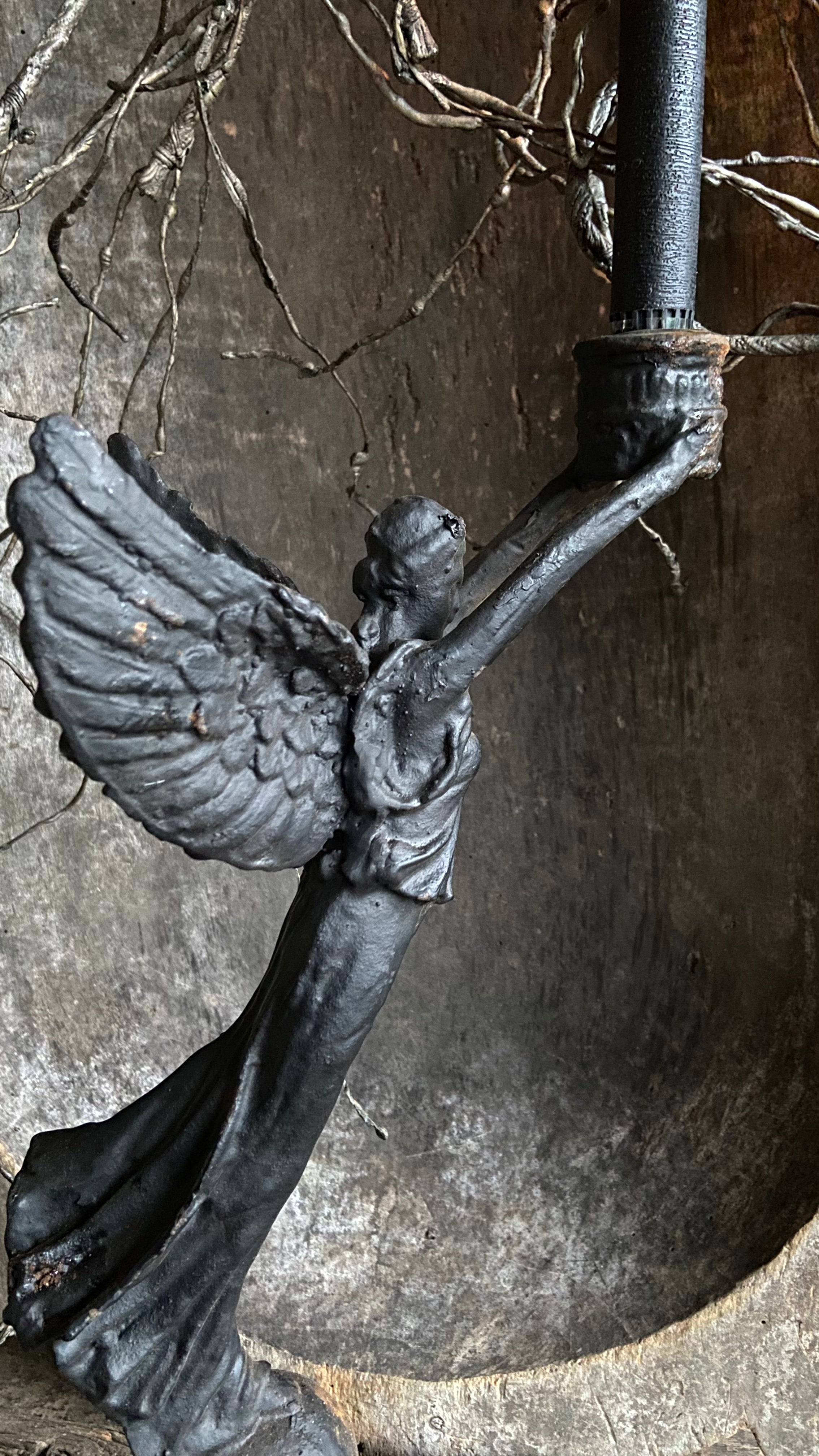 Detail vleugels gietijzeren engel