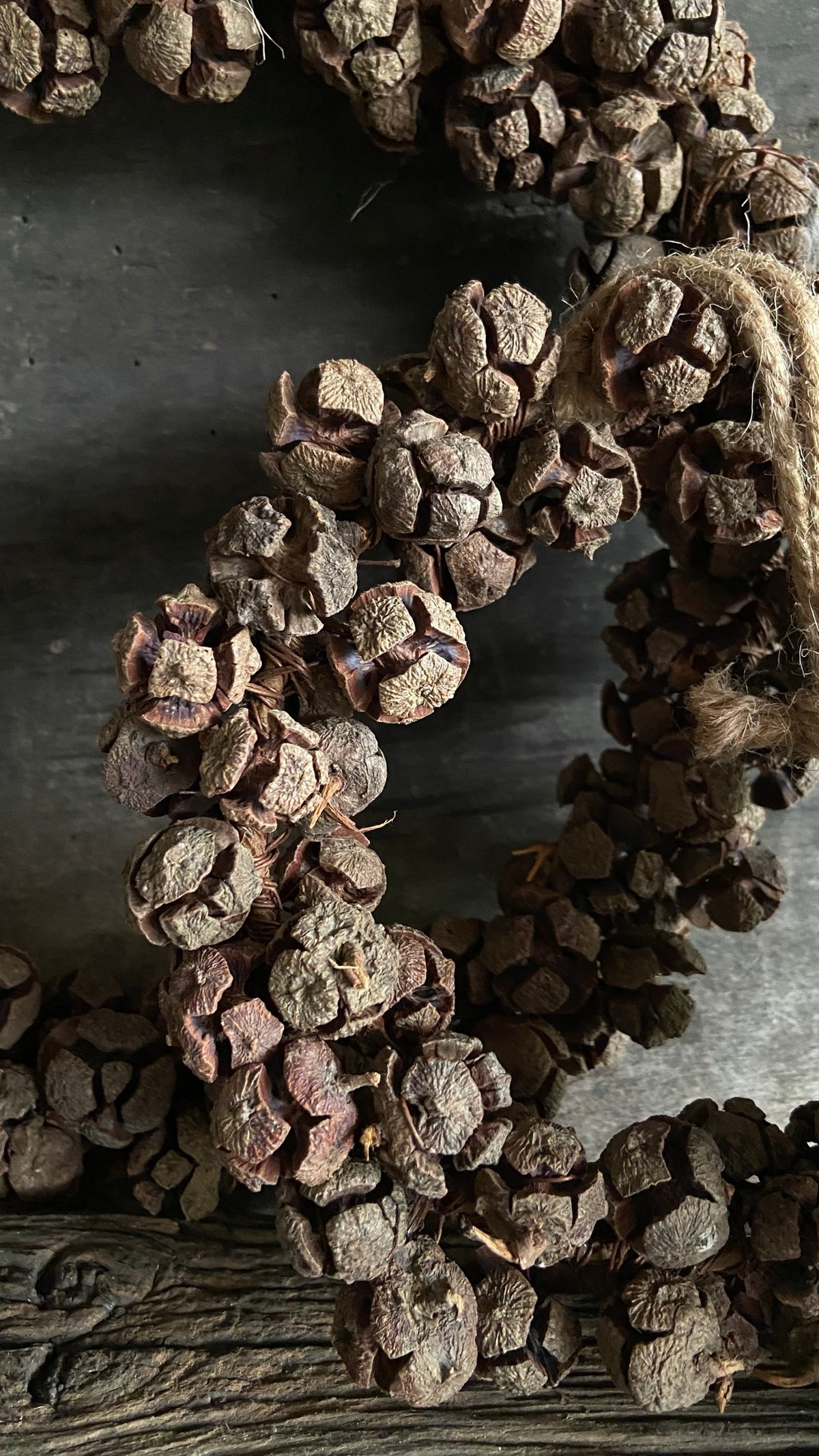 Detail dennenappeltjes en jute lus