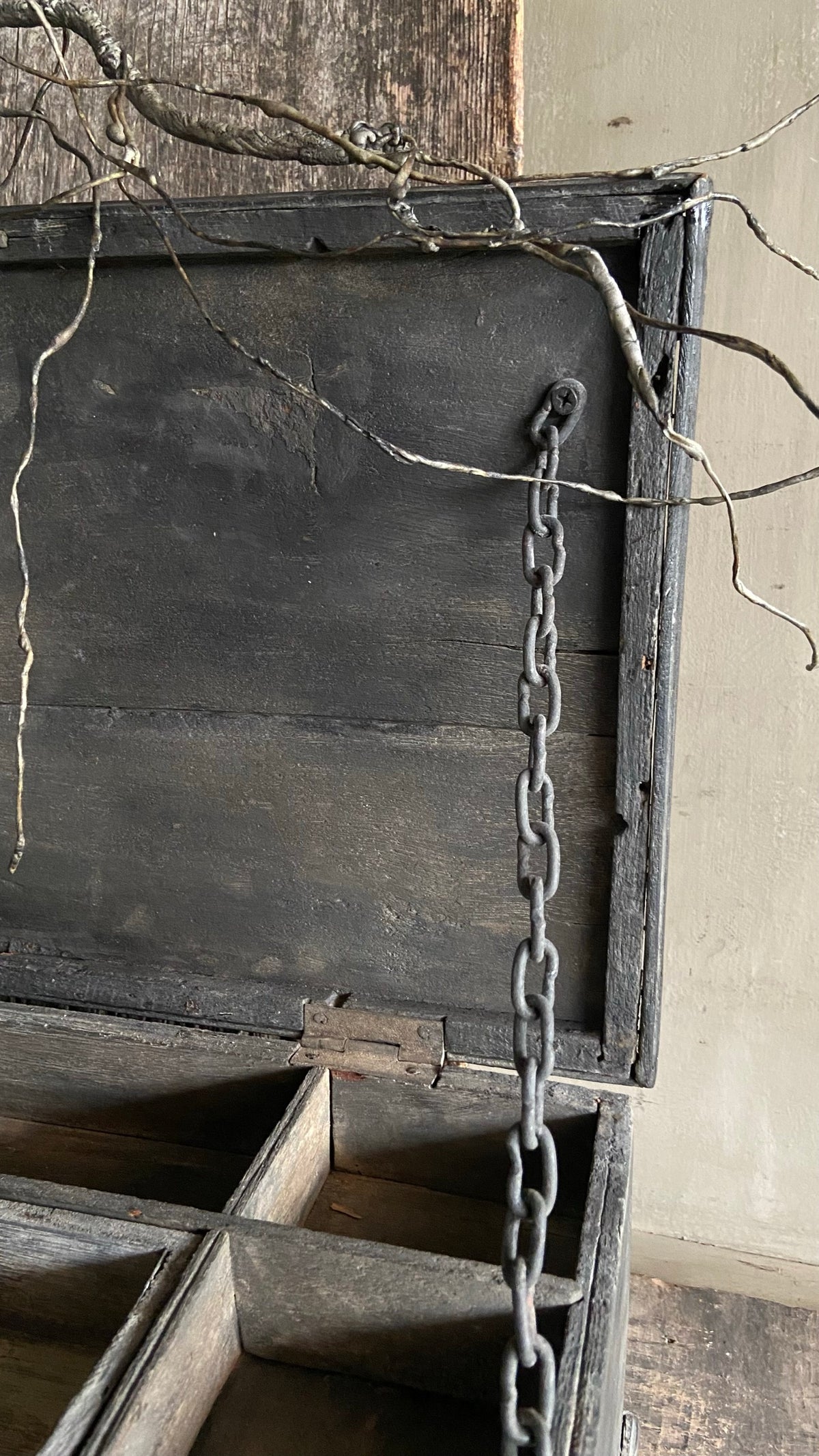 Detail ijzeren ketting aan het deksel