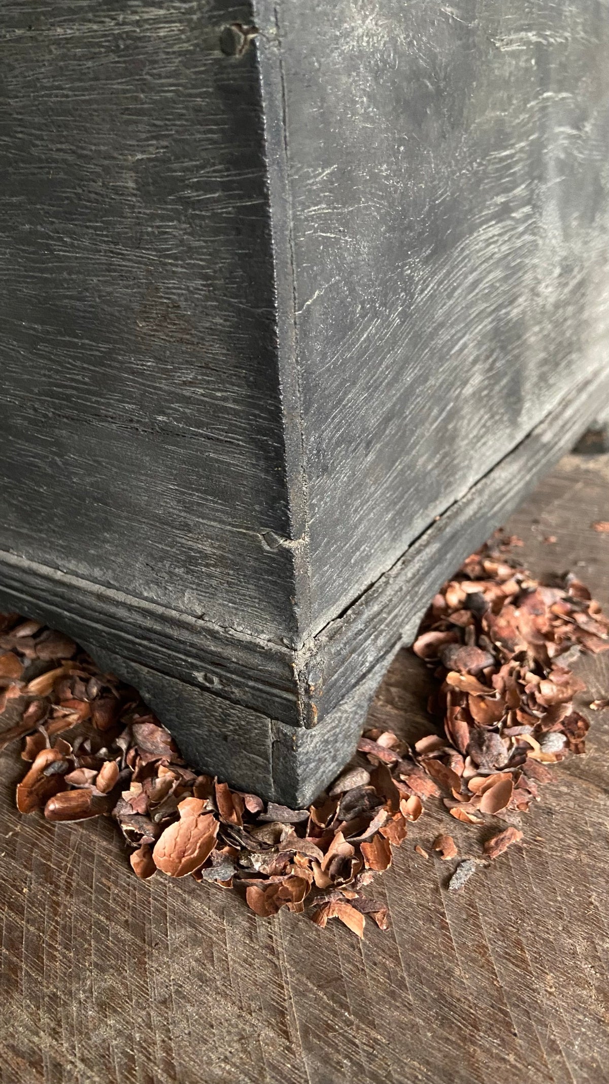 Detail verweerde houtnerf van de kist