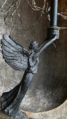 Detail vleugels gietijzeren engel