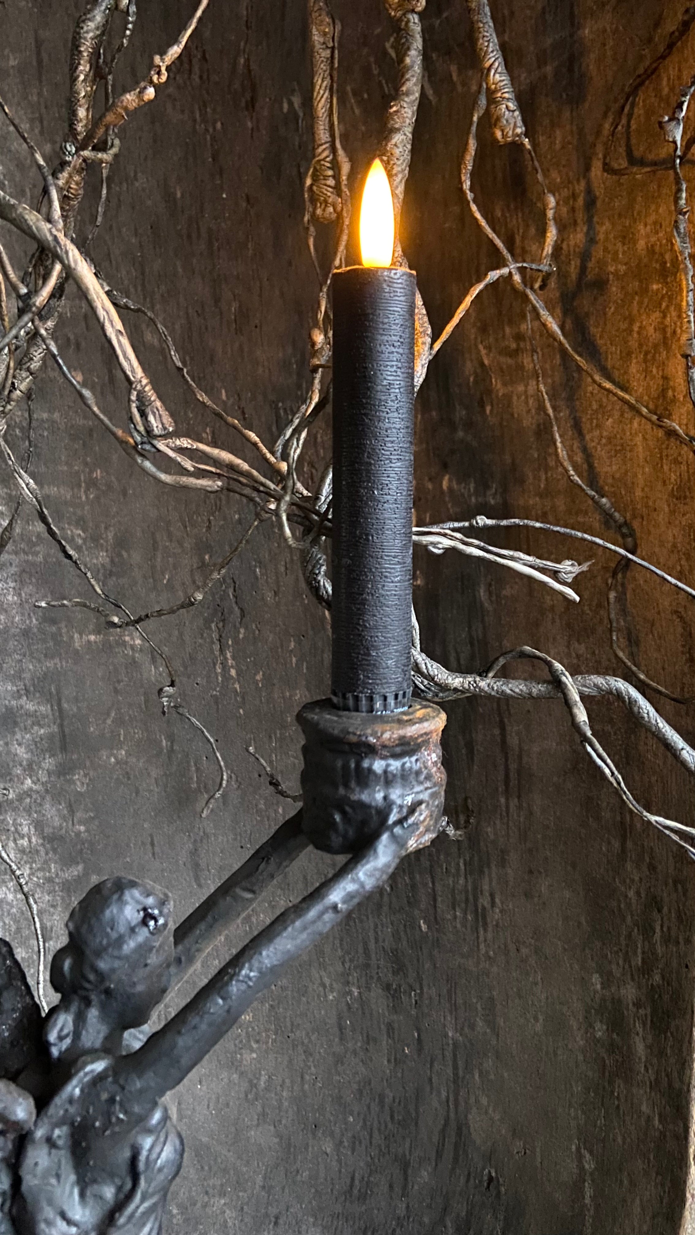Detail kaarshouder gietijzeren engel