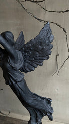 Detail gietijzeren engel zijkant