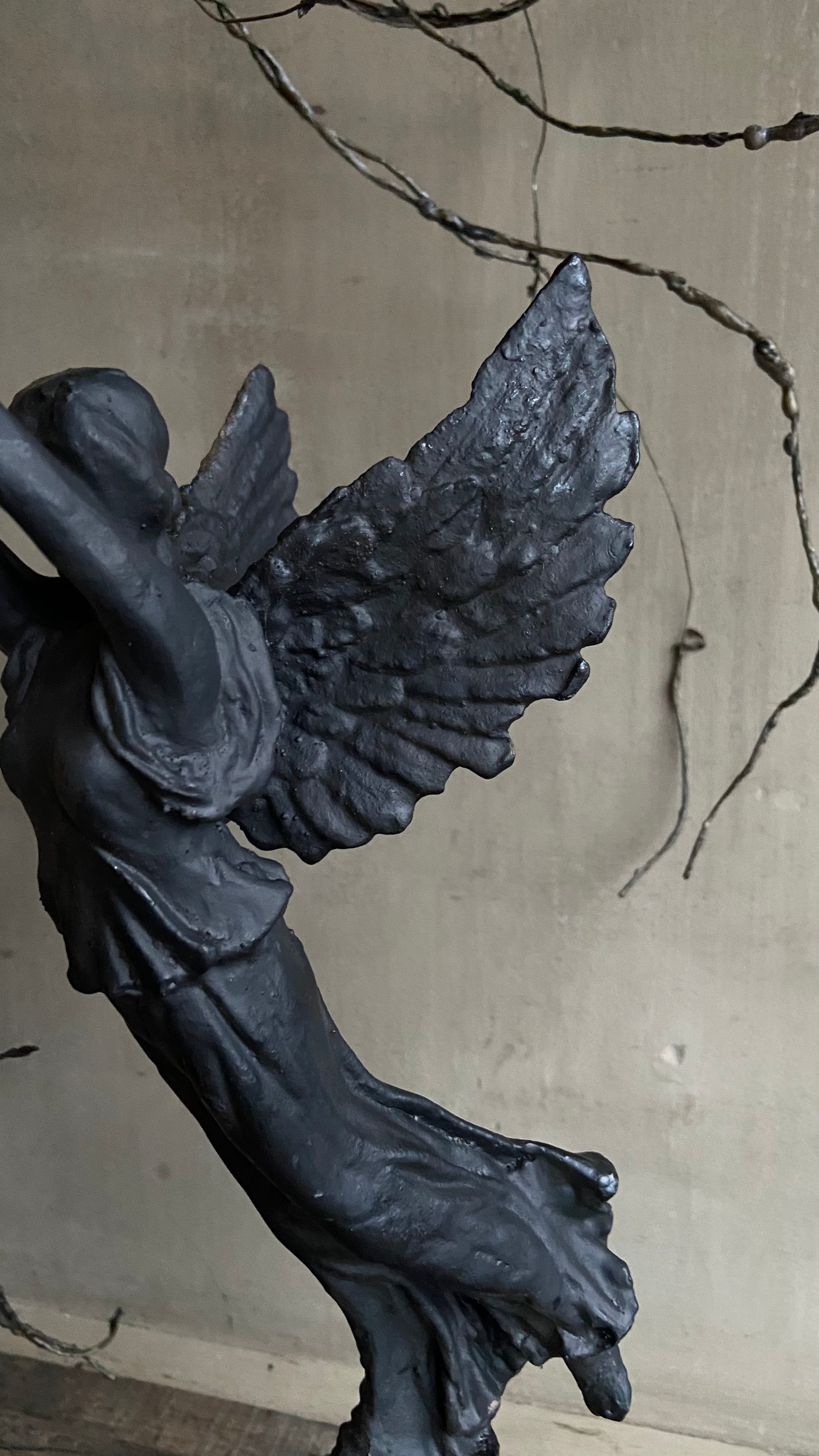 Detail gietijzeren engel zijkant