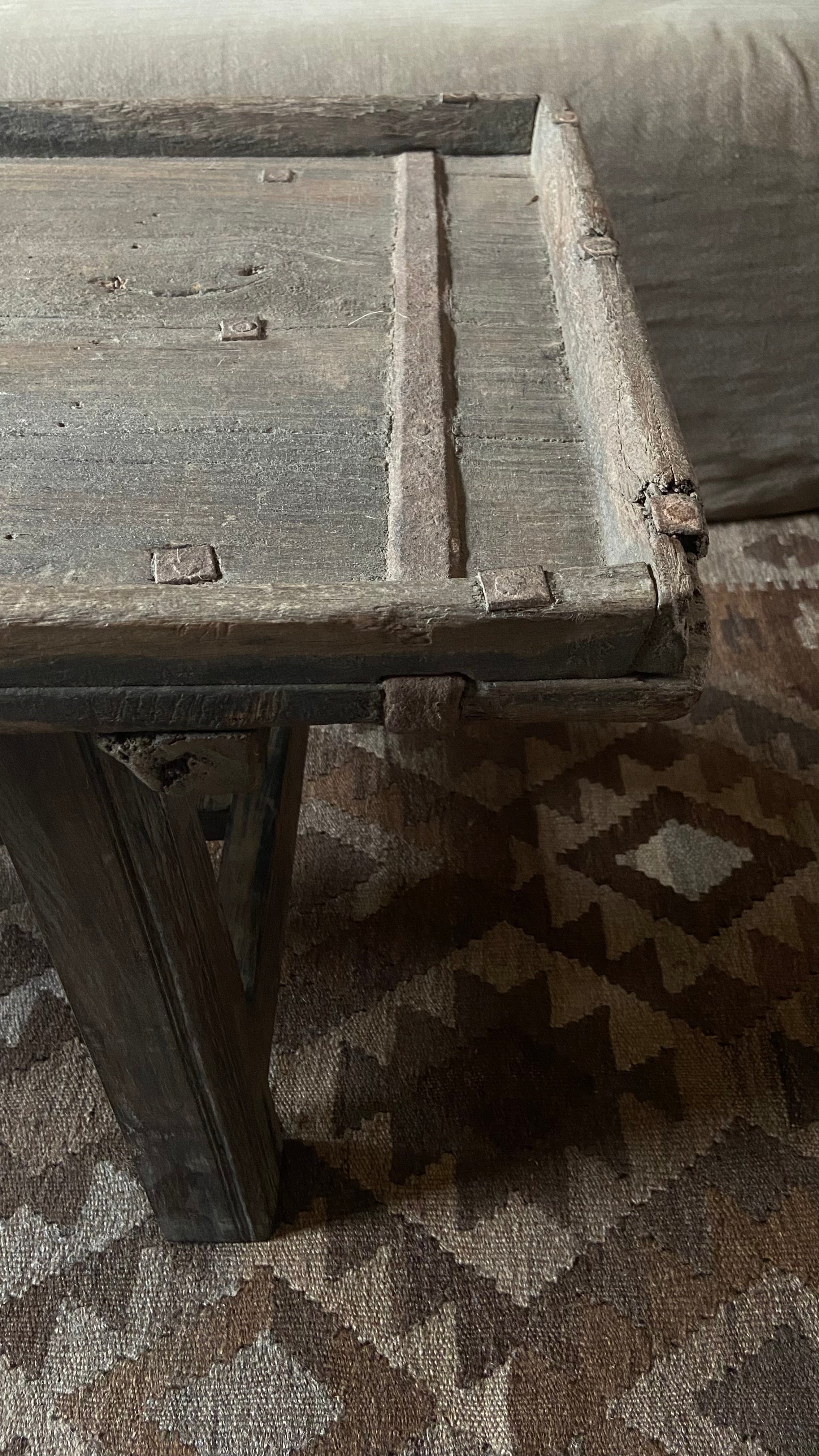 Oude houten salon tafel