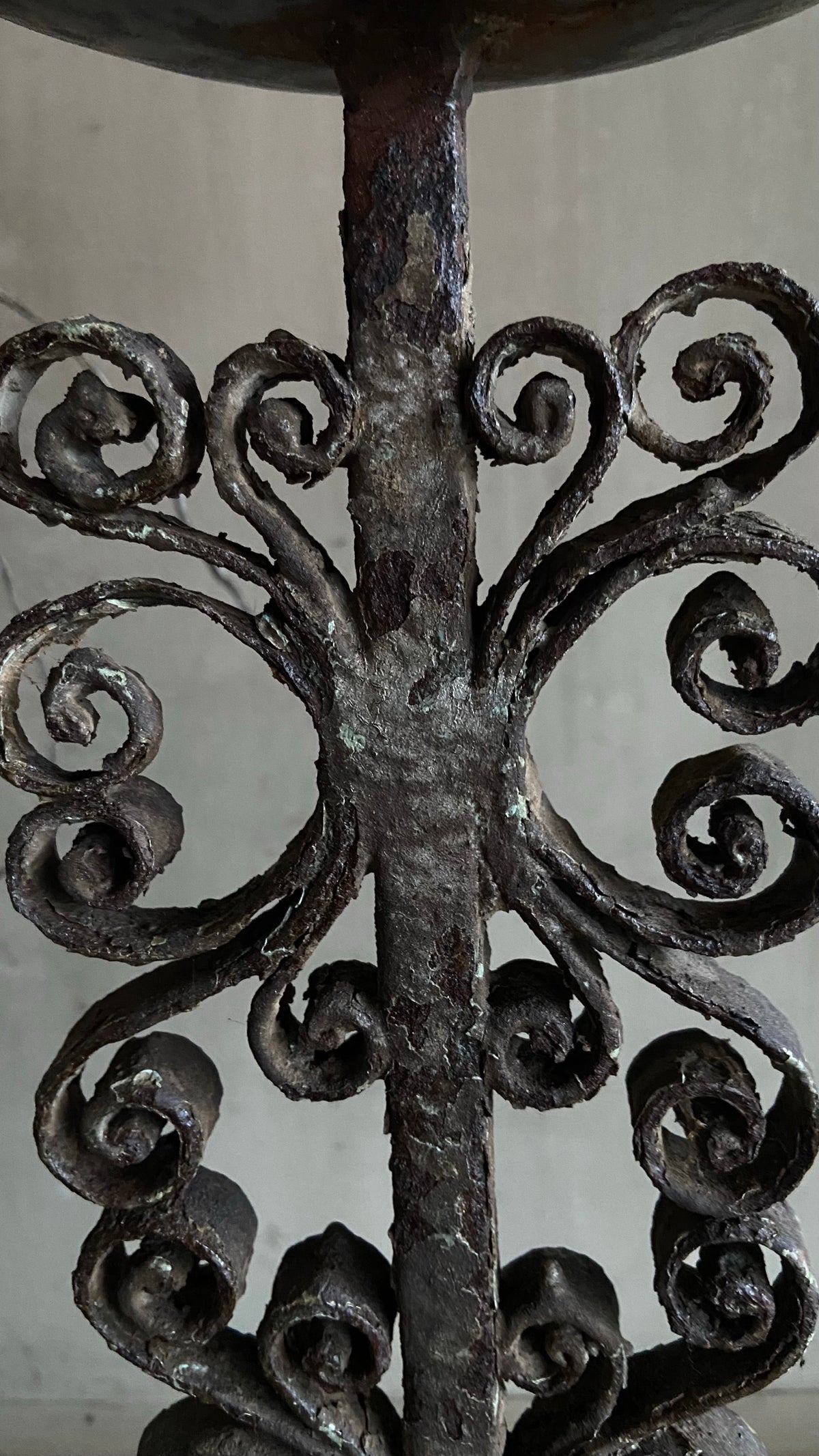 Detail gesmede krullen van de kandelaar