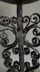 Detail gesmede krullen van de kandelaar