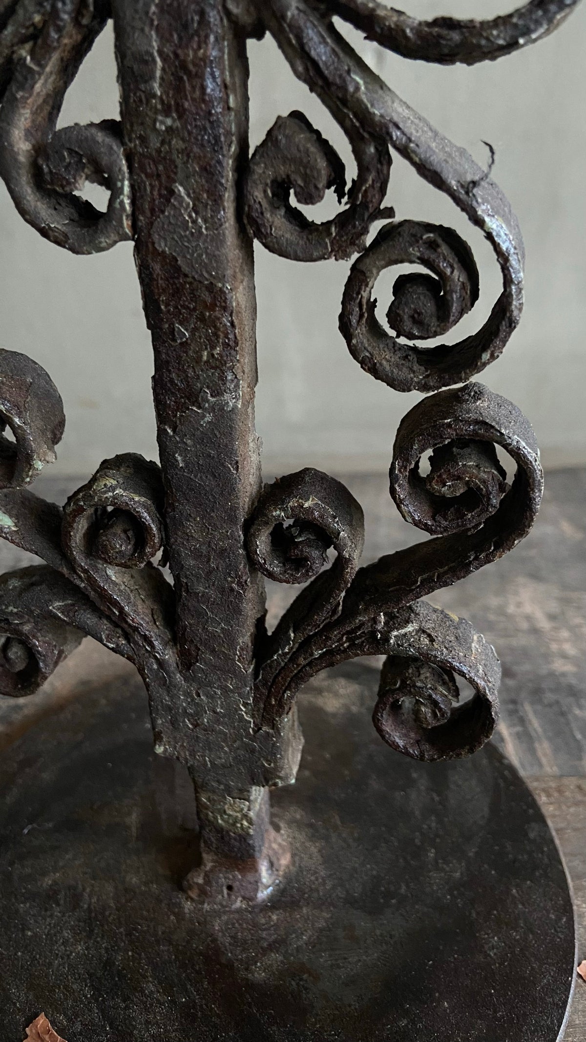 Detail verweerde afwerking en ronde voet van de kandelaar