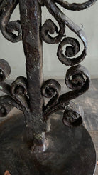 Detail verweerde afwerking en ronde voet van de kandelaar