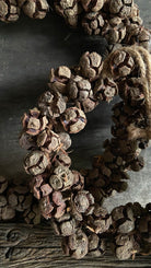 Detail dennenappeltjes en jute lus