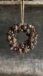 Krans rota pine S van 15 cm aan een jute lus