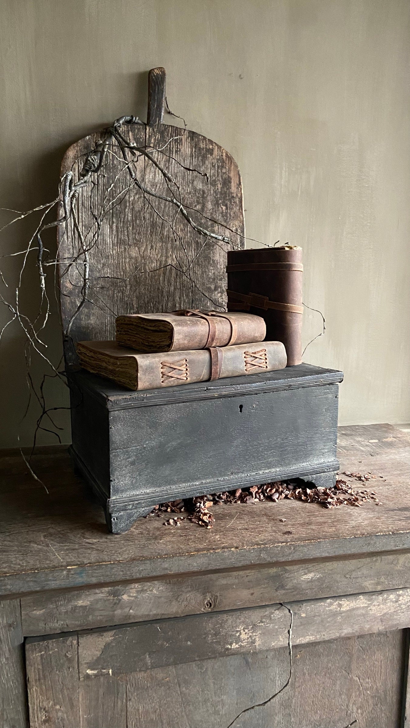 Oude houten kist uit India met Leather Note Books van Hoffz