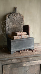 Oude houten kist uit India met Leather Note Books van Hoffz