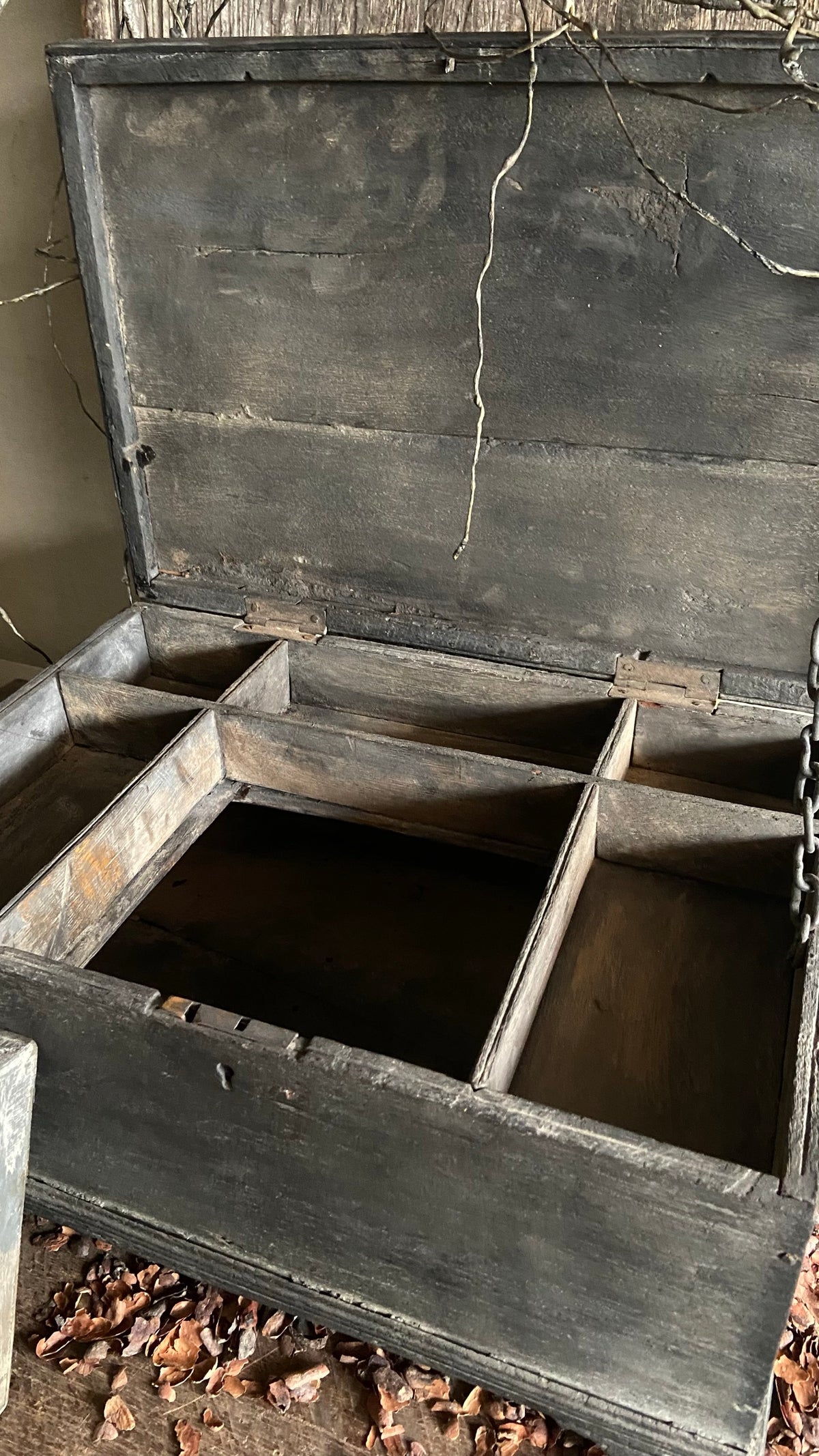Geheim vak in de oude houten kist