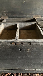 Detail sleutelgat en vakjes van de kist