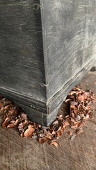 Detail verweerde houtnerf van de kist