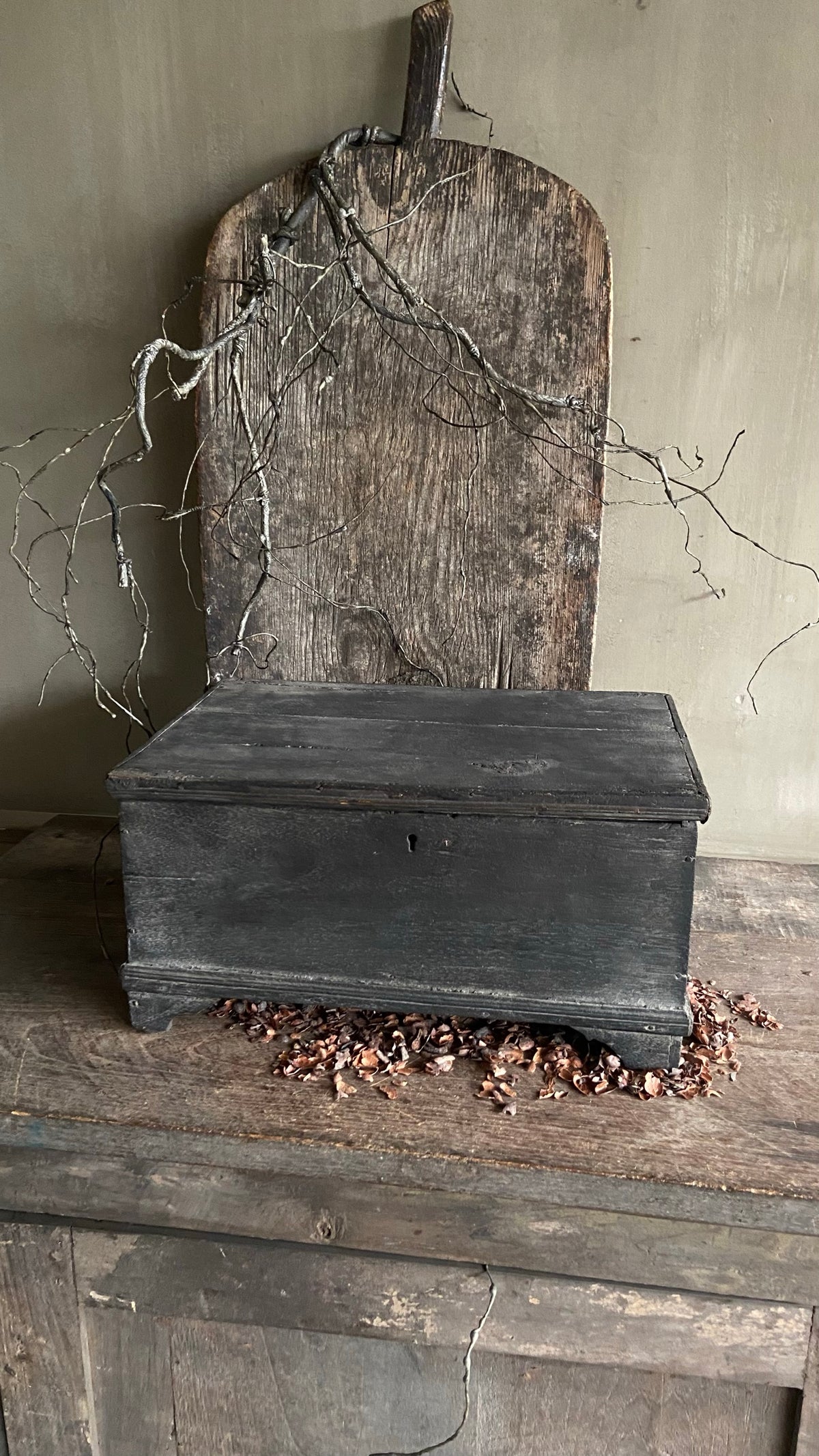 Oude houten kist uit India voor een oude broodplank