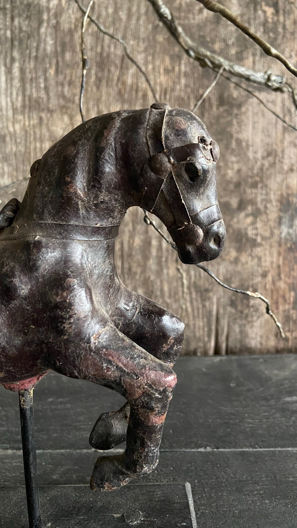 Detail hoofd van leren paard met hoofdstel