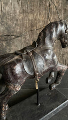 Detail zadel en stijgbeugel van leren paard