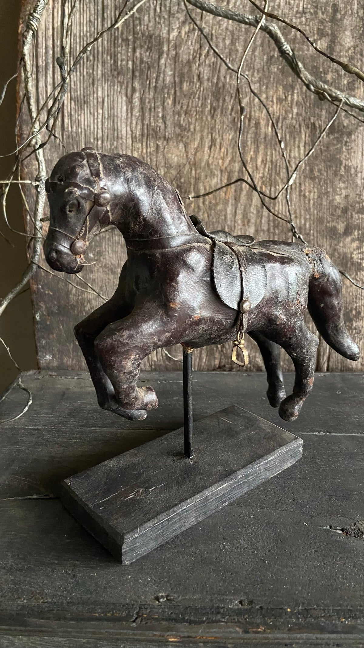 Paard van leer op statief, andere zijde